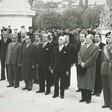 Il presidente del Consiglio Antonio Segni, accompagnato da un gruppo di politici, rende omaggio alla tomba del Milite Ignoto al Vittoriano