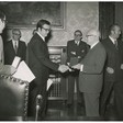 Il Presidente Pertini consegna onorificenze al personale