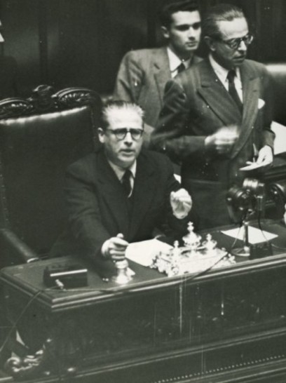Gronchi seduto nello scranno di presidente della Camera; in piedi accanto a lui Martino