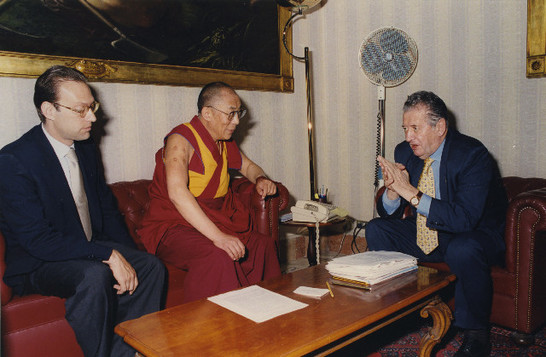 Il Presidente della Commissione Affari Esteri e Comunitari, Mirko Tremaglia, a colloquio con il Dalai Lama