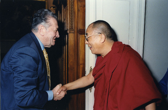 Il Presidente della III Commissione Affari Esteri e Comunitari, Mirko Tremaglia, saluta il Dalai Lama