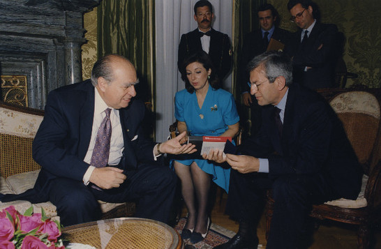 Scambio di doni tra il Presidente della Camera dei deputati, Luciano Violante, e il Presidente della Repubblica dell'Uruguay, Julio María Sanguinetti Coirolo