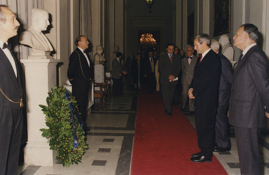 Il Presidente della Camera dei deputati, Luciano Violante, in raccoglimento davanti al busto di Giovanni Amendola