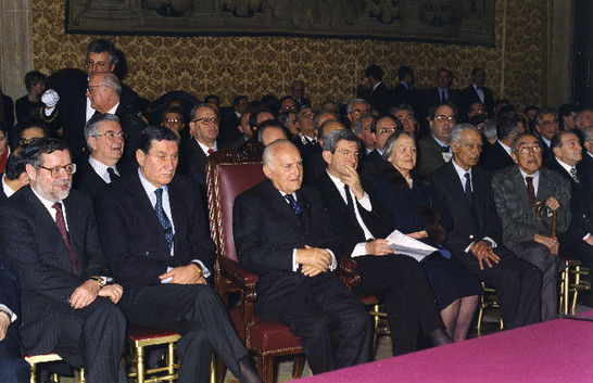 Il Presidente della Repubblica, Oscar Luigi Scalfaro, e le Alte Cariche dello Stato presenti in sala