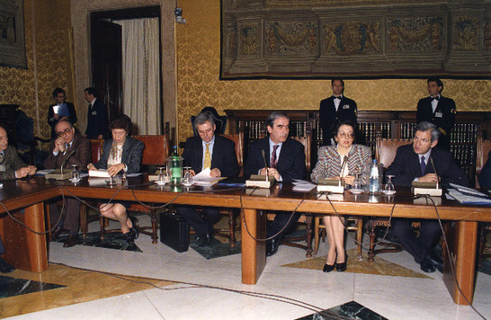 Il Presidente della Camera dei deputati, Luciano Violante, e la delegazione italo-albanese durante i lavori