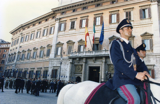 Agenti della Polizia a cavallo attendono l'arrivo del Re di Spagna, Juan Carlos I, e la Regina, Sofia di Grecia