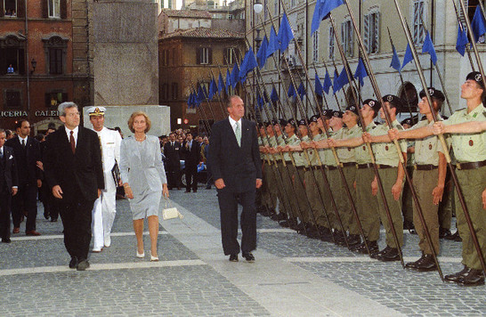 Il Presidente della Camera dei deputati, Luciano Violante, il Re di Spagna, Juan Carlos I, e la Regina, Sofia di Grecia, passano in rassegna il Picchetto d'Onore schierato a Piazza Montecitorio