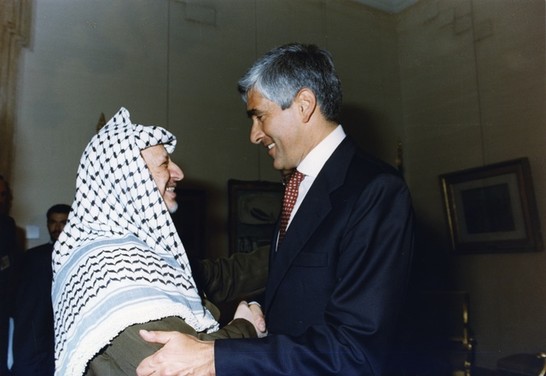 Il Presidente della Camera dei deputati, Pier Ferdinando Casini, saluta il Presidente  dell'Autorità Palestinese, Yasser Arafat