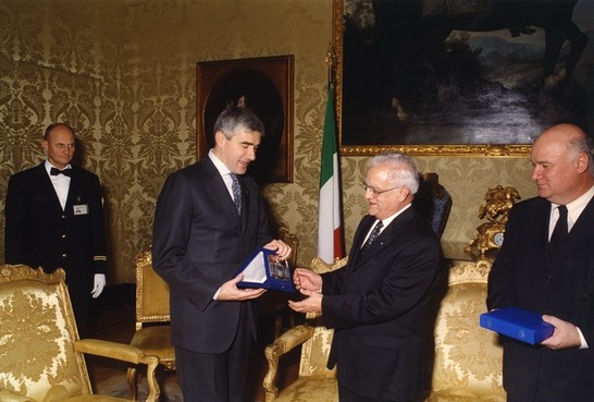Scambio di doni tra il Presidente della Camera dei deputati, Pier Ferdinando Casini, ed il Primo Ministro di Malta, Edward Fenech Adami