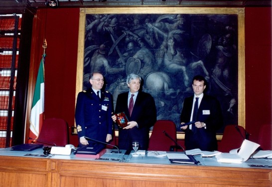 Il Presidente del CASD, Generale S.A. Ugo De Carolis, consegna un'onorificienza al Segretario generale, Ugo Zampetti
