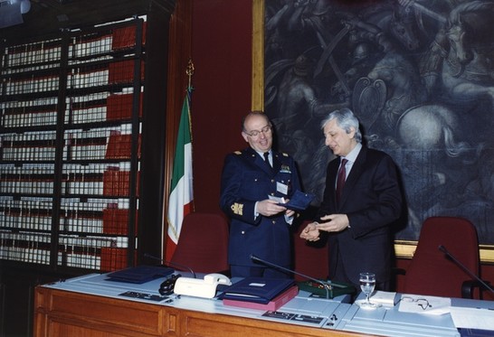 Il Presidente del CASD, Generale S.A. Ugo De Carolis, consegna un'onorificienza al Segretario generale della Camera dei deputati, Ugo Zampetti