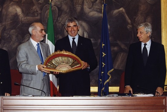 l Presidente dell'Associazione Stampa parlamentare, Enzo Jacopino consegna al Presidente della Camera dei deputati, Pier Ferdinando Casini, il Ventaglio