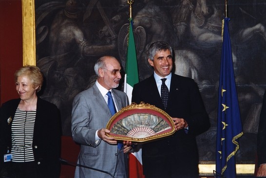 Il Presidente dell'Associazione Stampa parlamentare, Enzo Jacopino consegna al Presidente della Camera dei deputati, Pier Ferdinando Casini, il Ventaglio