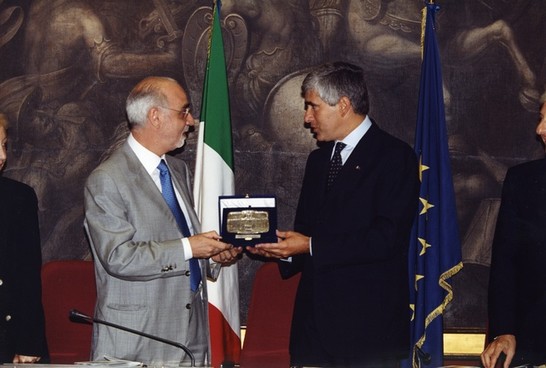 Il Presidente della Camera dei deputati, Pier Ferdinando Casini, consegna una targa ricordo al Presidente dell'Associazione Stampa parlamentare, Enzo jacopino