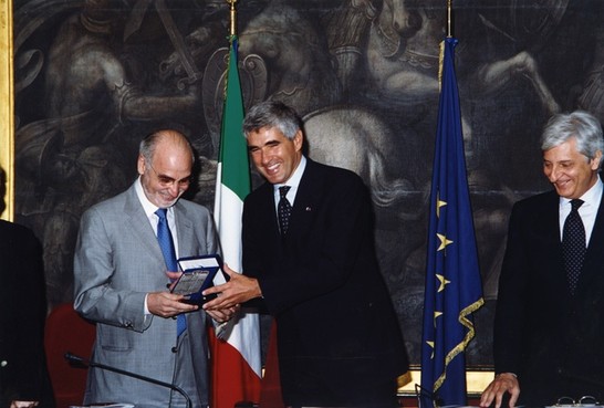 Il Presidente della Camera dei deputati, Pier Ferdinando Casini, consegna una targa ricordo al Presidente dell'Associazione Stampa parlamentare, Enzo jacopino