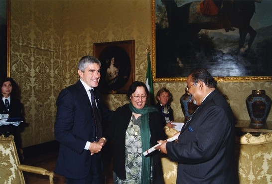 Scambio di doni tra il Presidente della Camera dei deputati, Pier Ferdinando Casini,  ed il Vice Presidente del Consiglio degli Stati dell'India, Najama Heptulla