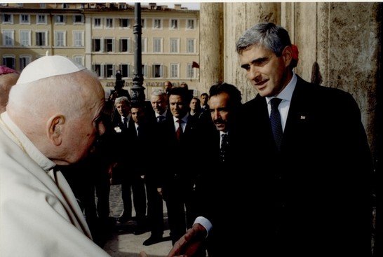 Il Presidente della Camera dei deputati, Pier Ferdinando Casini, accoglie Sua Santità Giovanni Paolo II all'Ingresso Principale di Palazzo Montecitorio