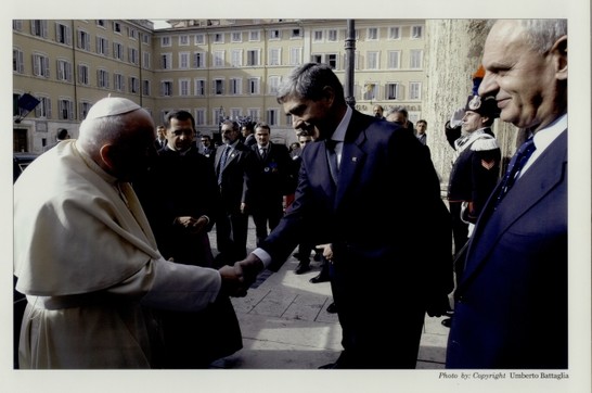 Il Presidente della Camera dei deputati, Pier Ferdinando Casini, accoglie Sua Santità Giovanni Paolo II all'Ingresso Principale di Palazzo Montecitorio