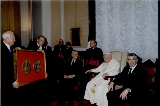 Il Presidente della Camera dei deputati, Pier Ferdinando Casini, e il Presidente del Senato della Repubblica, Marcello Pera, ricevono il dono di Sua Santità Giovanni Paolo II