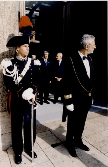 Il Presidente della Camera dei deputati, Pier Ferdinando Casini, e il Presidente del Senato della Repubblica, Marcello Pera, attendono l'arrivo di Sua Santità Giovanni Paolo II