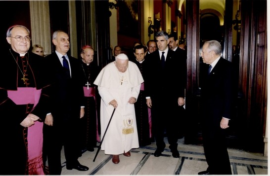 Il Presidente della Repubblica, Carlo Azeglio Ciampi accoglie Sua Santità Giovanni Paolo II in Transatlantico
