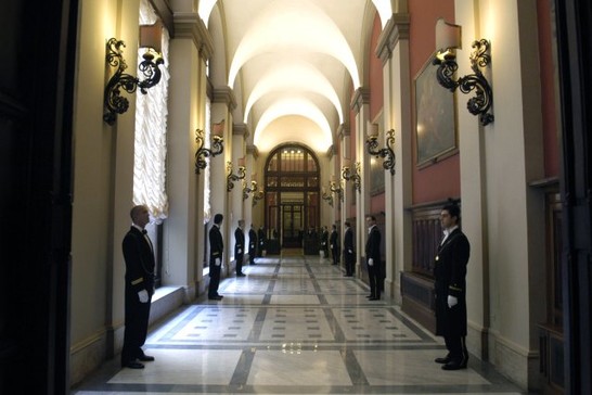 Punteggiamento degli Assistenti parlamentari di Camera e Senato in Alta Uniforme nel corridoio d'onore destro