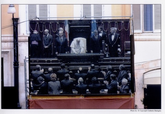 Ripresa della cerimonia proiettata su un maxi schermo posizionato nella facciata di Palazzo Montecitorio