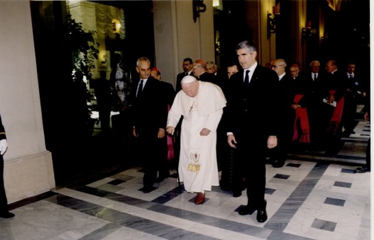 Sua Santità Giovanni Paolo II accompagnato dal Presidente della Camera dei deputati, Pier Ferdinando Casini, e dal Presidente del Senato della Repubblica, Marcello Pera, lungo il percorso verso l'Aula