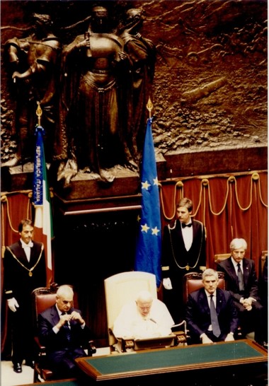 Sua Santità Giovanni Paolo II al Banco della Presidenza insieme al Presidente della Camera dei deputati, Pier Ferdinando Casini, e al Presidente del Senato della Repubblica, Marcello Pera