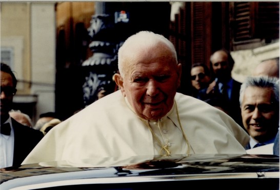 Sua Santità Giovanni Paolo II al suo arrivo in Piazza Montecitorio
