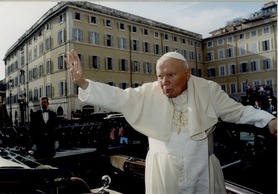 Sua Santità Giovanni Paolo II al suo arrivo in Piazza Montecitorio rivolge un cenno di saluto ai cittadini