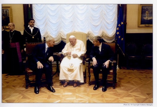 Sua Santità Giovanni Paolo II insieme al Presidente della Camera dei deputati, Pier Ferdinando Casini e al Presidente del Senato della Repubblica, Marcello Pera, nello Studio del Presidente al piano Aula al termine della Cerimonia