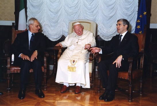 Sua Santità Giovanni Paolo II insieme al Presidente della Camera dei deputati, Pier Ferdinando Casini, e al Presidente del Senato della Repubblica, Marcello Pera, nello Studio del Presidente al piano Aula per il saluto dei deputati al Santo Padre