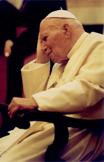 Sua Santità Giovanni Paolo II nell'Aula di Montecitorio al Banco della Presidenza