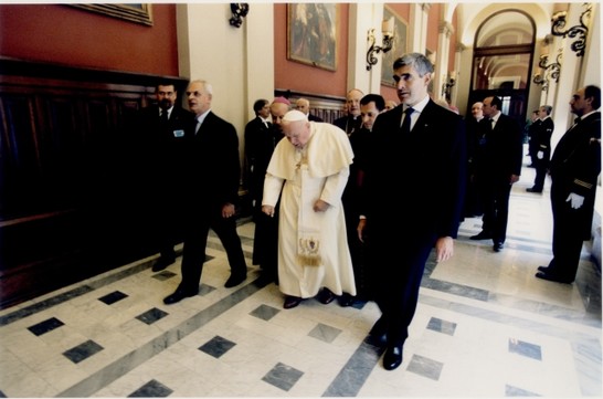 Sua Santità Giovanni Paolo II percorre il corridoio d'onore destro accompagnato dal Presidente della Camera dei deputati, Pier Ferdinando Casini, e dal Presidente del Senato della Repubblica, Marcello Pera