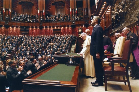 Sua Santità Giovanni Paolo II prende posto al Banco della Presidenza