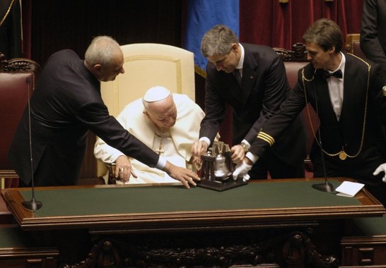 Sua Santità Giovanni Paolo II riceve dal Presidente della Camera, Pier Ferdinando Casini, e dal Presidente del Senato della Repubblica, Marcello Pera, una miniatura della campana della Cattedrale di Cracovia con la quale è stata aperta la seduta