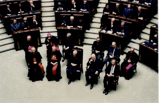 Veduta dell'emiciclo dell'Aula dove si trovano le Autorità che assistono all'intervento di Sua Santità Giovanni Paolo II
