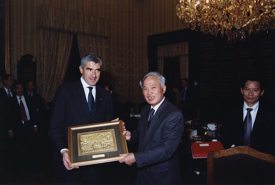 Scambio di doni tra il Presidente della Camera dei deputati, Pier Ferdinando Casini, ed il vice Primo Ministro del Vietnam, Vu Kooan