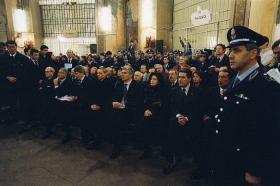 Il Presidente della Camera dei deputati, Pier Ferdinando Casini, e le altre autorità presenti assistono al concerto di Natale alla Casa Circondariale di San Vittore
