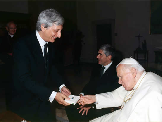 Il Segretario generale della Camera dei deputati, Ugo Zampetti, rende omaggio a Sua Santità Giovanni Paolo II
