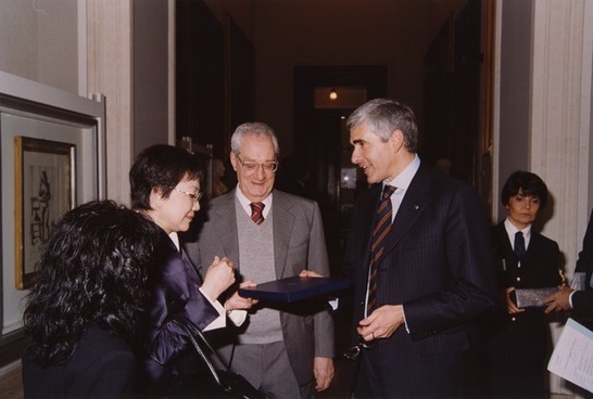 Il Presidente della Camera dei deputati, Pier Ferdinando Casini, saluta l'autrice del libro e il Presidente della Fondazione Italia-Cina