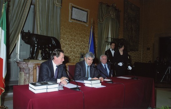 Il Presidente della Camera dei deputati, Pier Ferdinando Casini, al tavolo dei relatori insieme al Presidente dell'Assemblea Regionale Siciliana, Guido Lo Porto, e a Guido Bodrato
