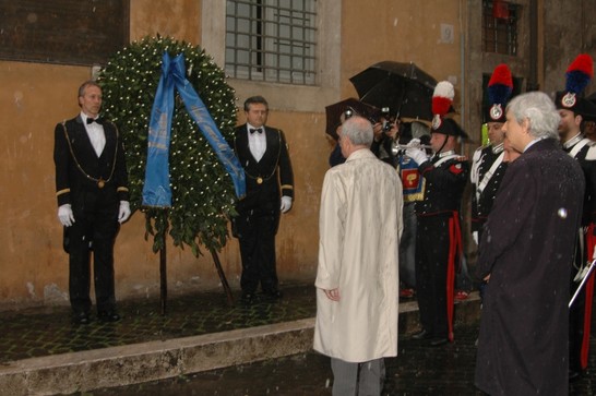 Il Presidente della Camera dei deputati, Fausto Bertinotti, depone una corona d'alloro sulla lapide che ricorda l'uccisione di Aldo Moro
