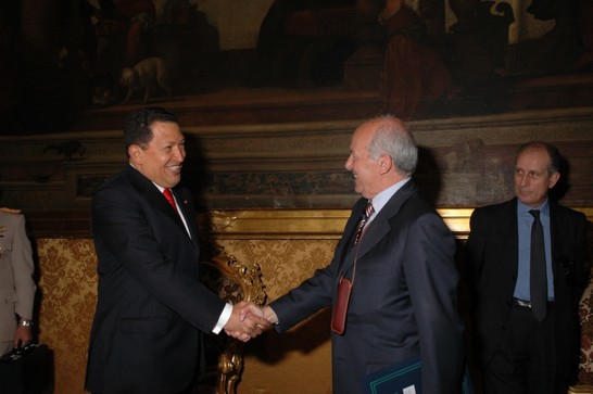 Il Presidente della Camera dei deputati, Fausto Bertinotti, saluta il Presidente della Repubblica del Venezuela, Hugo Rafael Chavez Frias