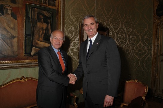 Il Presidente della Camera dei deputati, Fausto Bertinotti, saluta l'Ambasciatore degli Stati Uniti d'America, Ronald P. Spogli