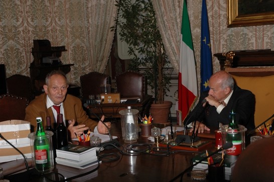 Il Presidente della Camera dei deputati, Fausto Bertinotti,  a colloquio con il macchinista delle Ferrovie dello Stato, Signor Gallori