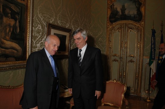 Il Presidente della Camera dei deputati, Fausto Bertinotti, saluta l'Ambasciatore di Francia, Yves Aubin de la Messuziere