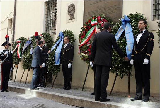Deposizione del Presidente della Camera dei deputati, Gianfranco Fini, di una corona d'alloro sulla lapide che ricorda l'uccisione di Aldo Moro