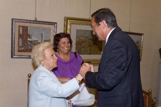 Il Presidente della Camera dei deputati, Gianfranco Fini, saluta la Signora Assunta Almirante